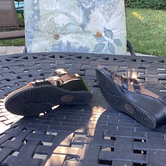 Earth Origins black back-zip sandals - Picture 4 of 6